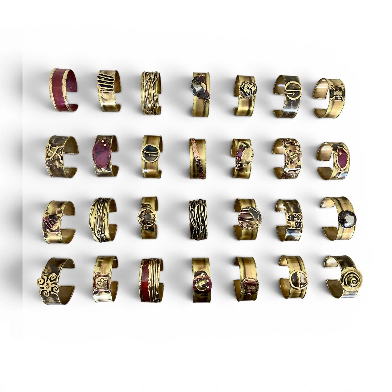 Catalogue with 28 creative bracelets