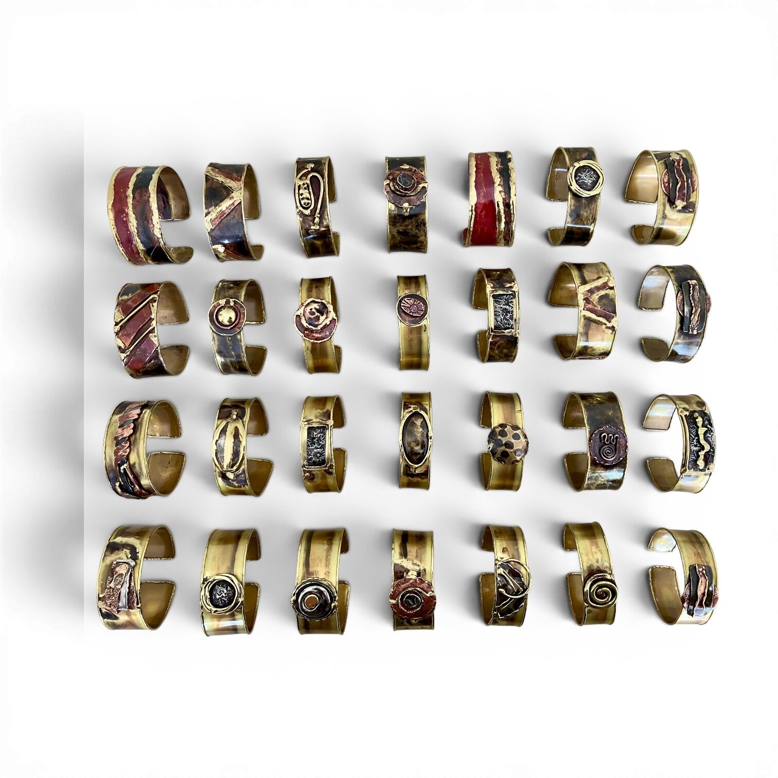 Additional catalogue with 28 creative bracelets