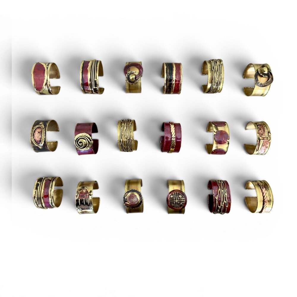 Catalogue with 18 large bracelets